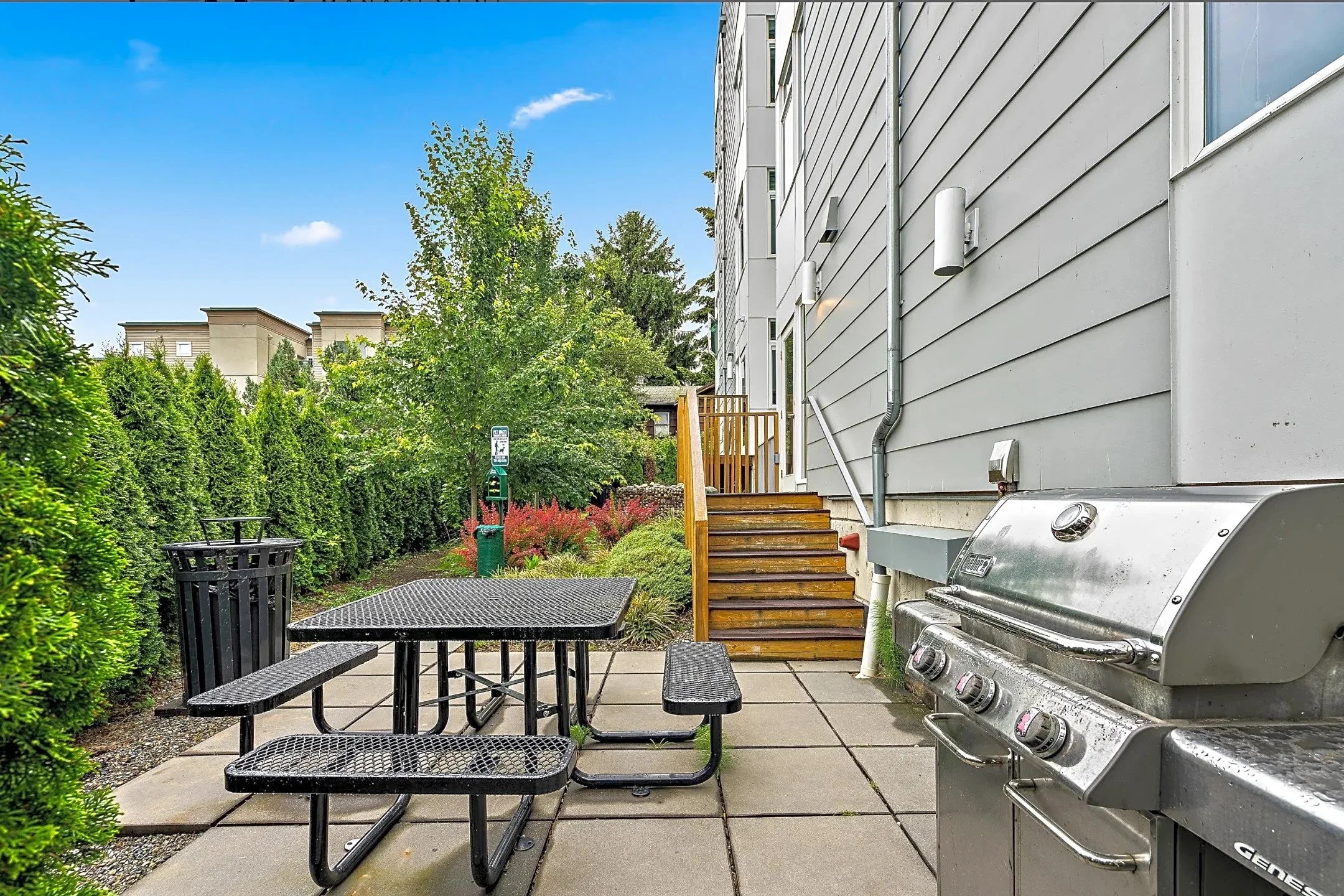 Horizon Phinney Apartments courtyard and bbq